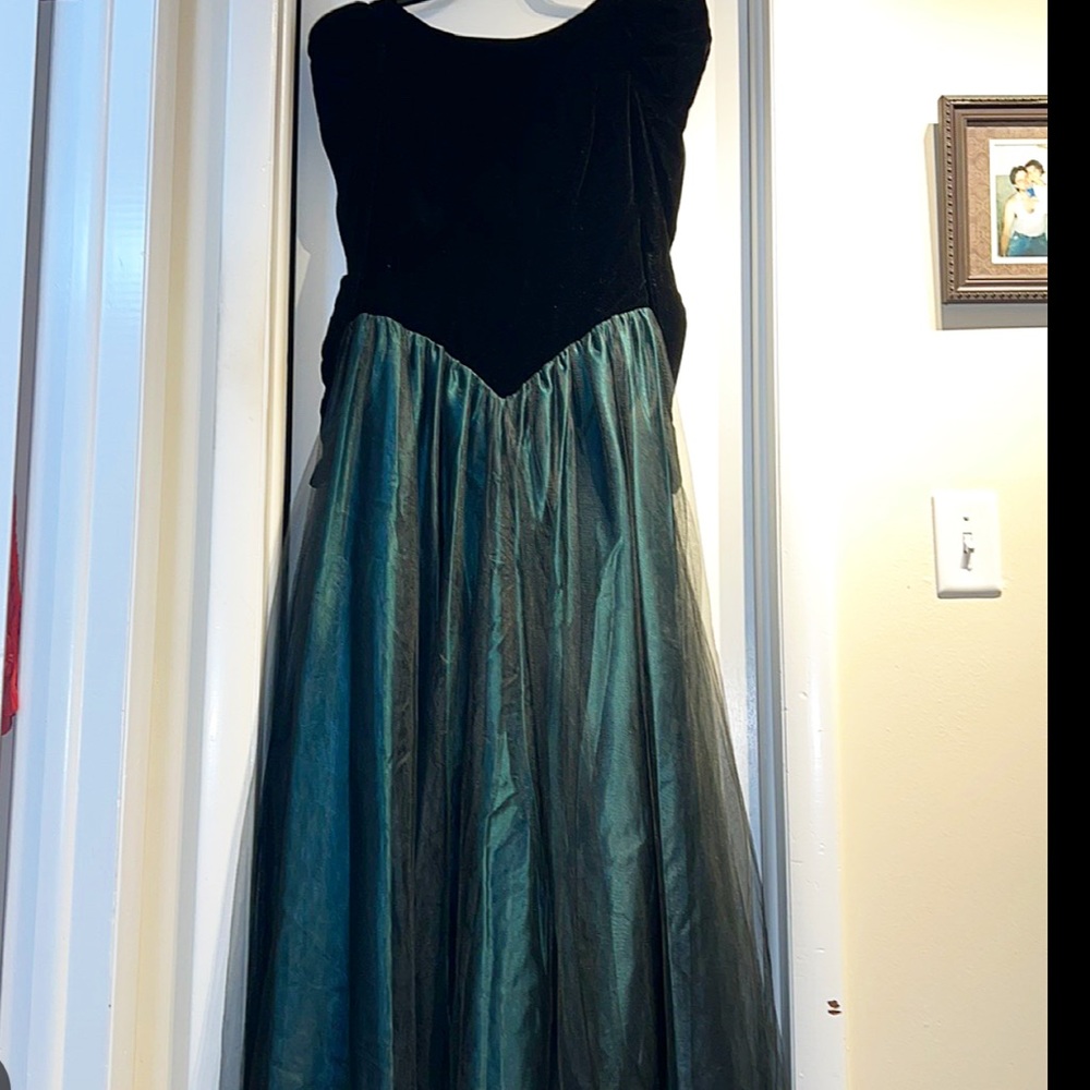 Vintage evening gown metallic hunter emerald green puffy sleeves black velvet